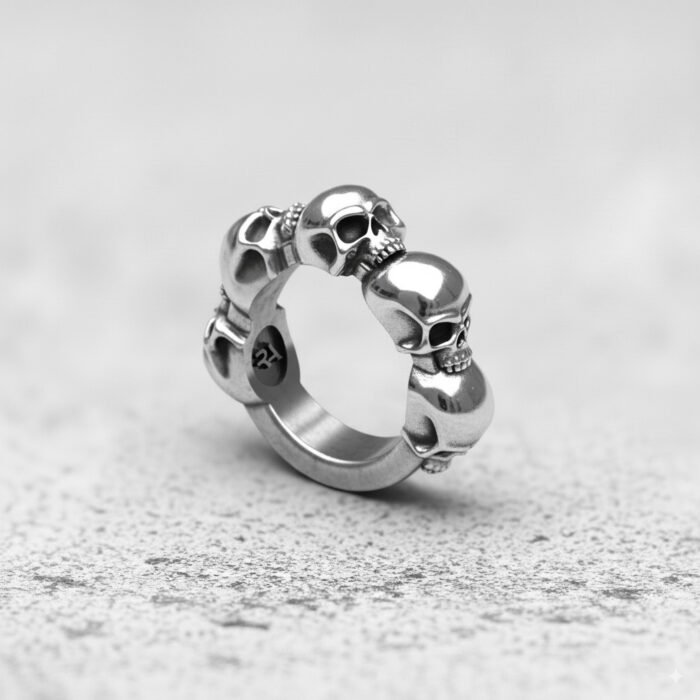 ANILLO CON 5 CALAVERAS